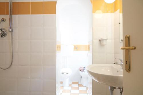 y baño con aseo y lavamanos. en Villa Cartoceto, en Cartoceto