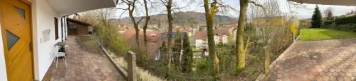 uma cerca de arame com vista para uma cidade em Apartment Bärenfelsblick em Wehr