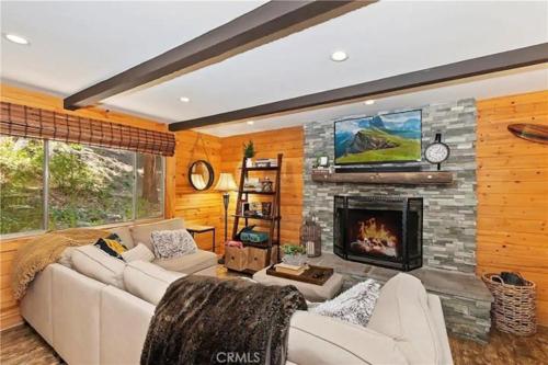 Μια τηλεόραση ή/και κέντρο ψυχαγωγίας στο Walk 2 Village, Relax on Deck, Cool w/AC!