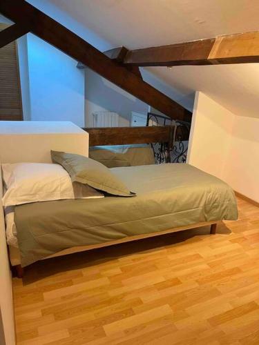 a bed in a room with a wooden floor at Duplex bord de mer La Madrague in Marseille