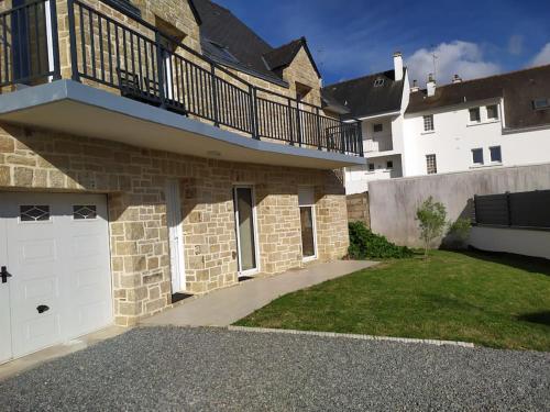 Cette maison en briques dispose d'un balcon et d'une cour. dans l'établissement Schumann Jardin Vannes, à Vannes