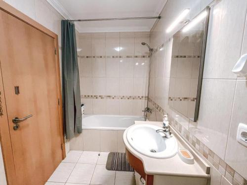 Ένα μπάνιο στο Peniche master bedroom with sea view balcony, private bathroom, shared kitchen, swimming pool, surfing resort