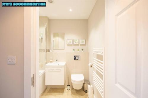 A bathroom at Free Private Parking Modern 2 Bed Apartment Vine Ct 5