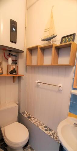 une salle de bain avec toilettes et lavabo dans l'établissement Mesnil Val Plage, à Criel-sur-Mer