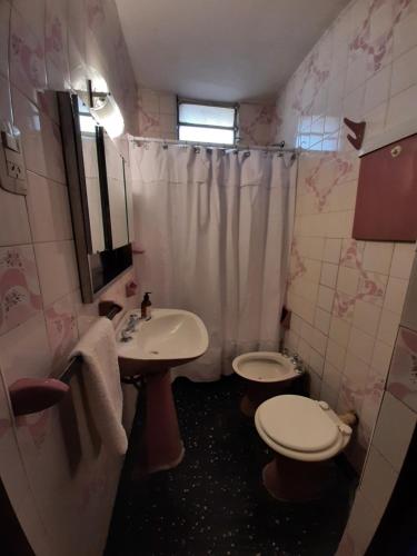 uma casa de banho com um lavatório, um WC e um chuveiro em Los Faroles em Salta
