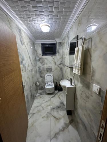 MARİPOSA LUXURY HOUSE في آيدر يايلاسِه: حمام مع حوض ومرحاض