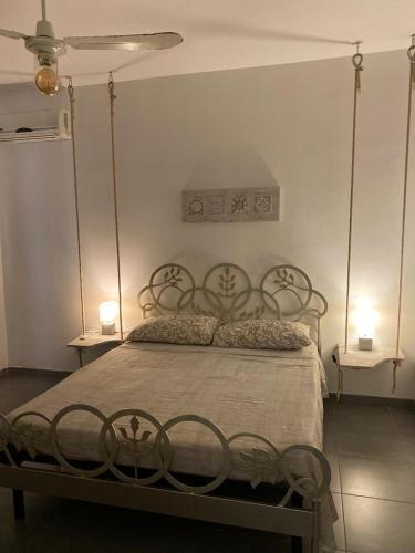 a bedroom with a swinging bed with two lamps at Salenti..amo in Pulsano