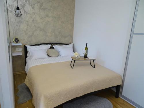 - une chambre avec un lit et une table dans l'établissement Sunny Oasis, à Rijeka