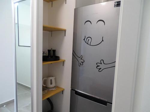 - un réfrigérateur avec un sourire dessiné dans l'établissement Sunny Oasis, à Rijeka