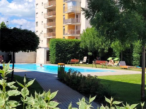 uma piscina em frente a um edifício de apartamentos em Solar Golden Beach Apartments em Siófok