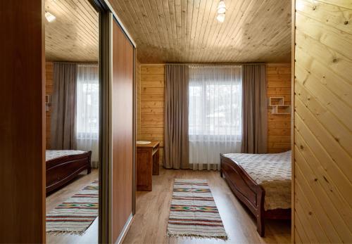 Letto o letti in una camera di Гостинний двір КАРПАТІЯ, Верховина