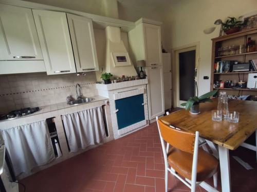 eine Küche mit einem Holztisch in der Mitte in der Unterkunft Border House in Fiesole