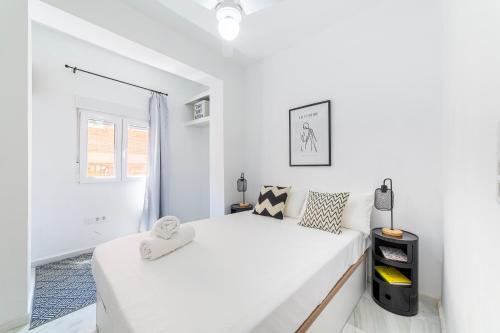 1 dormitorio blanco con 2 camas y ventana en Trendy Homes Alfarerías en Almería