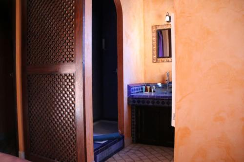 ภาพในคลังภาพของ Chambre Taza, Riad 1 Couple only au village naturiste ในกัปดากด์