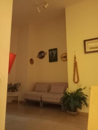 een woonkamer met een bank in de hoek bij LAFAMILA HOUSE in Ankara