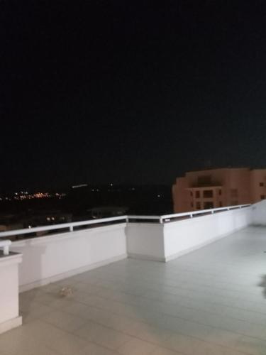 una vista desde el techo de un edificio por la noche en LAFAMILA HOUSE, en Ankara