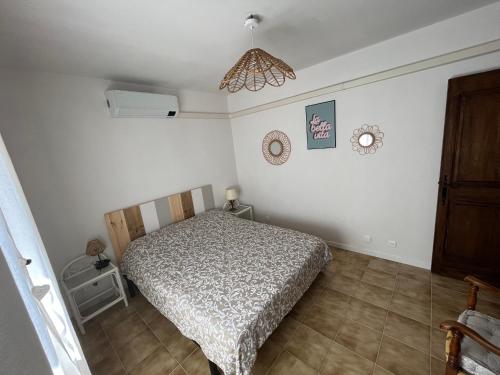 une chambre avec un lit et un lustre dans l'établissement La Casane - Private Villa - Provence, à Carcès