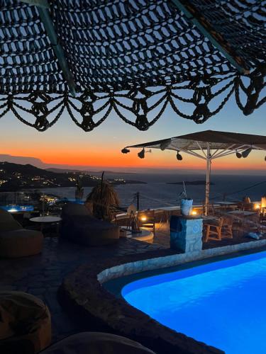 a swimming pool with a view of the sunset at Chill Out Studio in Mikonos