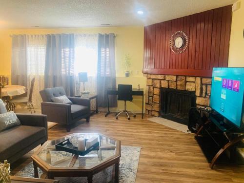 sala de estar con TV y chimenea en Luxury 2 bedroom rental place with a fireplace en Colorado Springs
