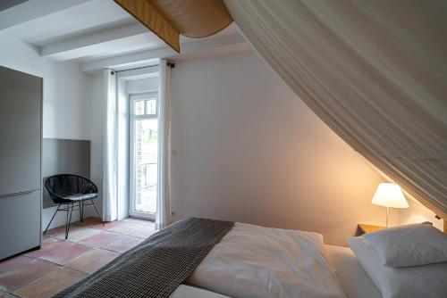 a bedroom with a bed and a large window at Quartier Carpe Diem in Prerow