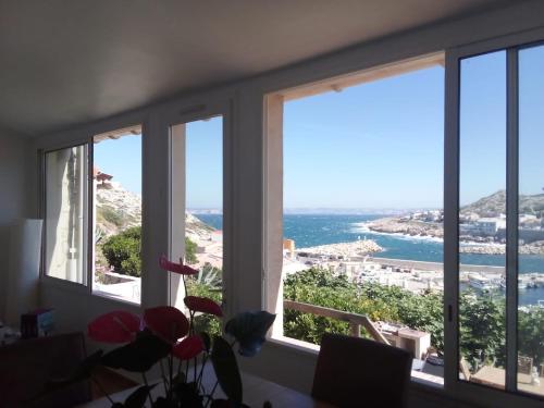 MAISON VUE MAGISTRALE SUR LE PORT ET CALANQUES DES GOUDES MARSEILLE