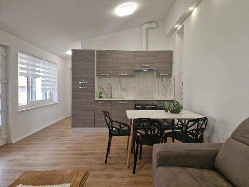 Η κουζίνα ή μικρή κουζίνα στο Apartman Anka