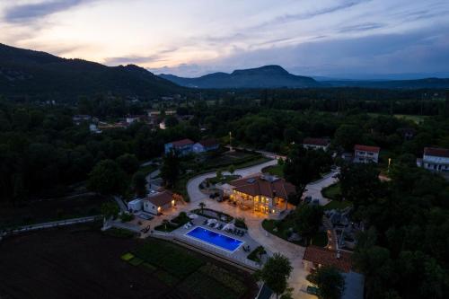 - une vue aérienne sur une maison avec une piscine dans l'établissement Villa Americana, 