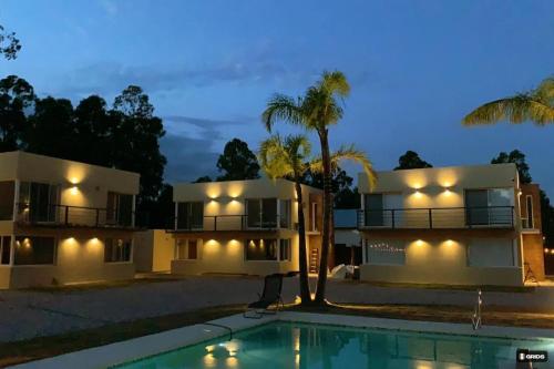 una casa con piscina por la noche en Casa para 4 personas en vista24uy, Bella vista Maldonado en Bella Vista