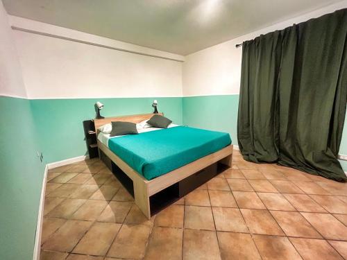 sypialnia z łóżkiem z niebieskimi ścianami i zielonymi zasłonami w obiekcie Intero Alloggio Salita Tasso w mieście Napoli