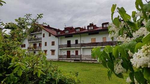 un grand bâtiment blanc avec un toit rouge dans l'établissement Casa Peppone, à Pescasseroli