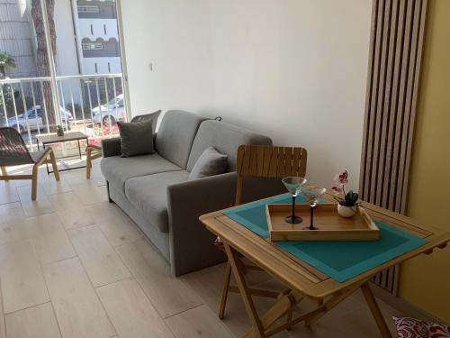 un salon avec un canapé et une table dans l'établissement Joli studio proche de la nature, à La Grande Motte