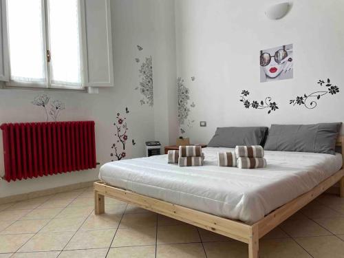 ein Schlafzimmer mit einem großen Bett in einem Zimmer in der Unterkunft Minimal Loft in centro a Piacenza in Piacenza