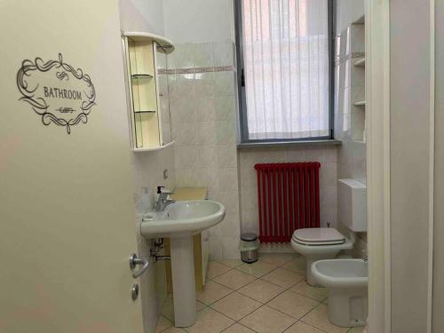 a bathroom with a sink and a toilet at Minimal Loft in centro a Piacenza in Piacenza