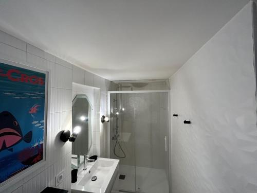 a bathroom with a shower and a sink at Île de Porquerolles, studio charmant, sans wifi in Porquerolles