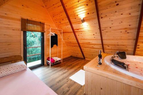 - une salle de bains pourvue d'une baignoire dans une cabine en bois dans l'établissement Villa More Olympos, à Kumluca