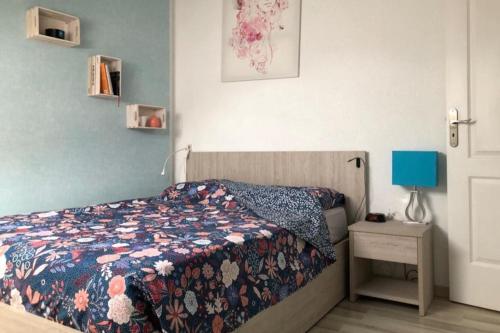 - une chambre avec un lit doté d'une couette dans l'établissement Charmant appartement au calme, à Chindrieux