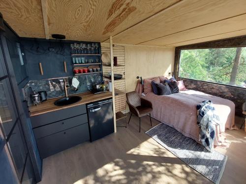 een slaapkamer met een bed en een wastafel in een kamer bij fjord : oslo 