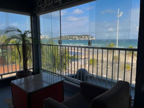 uma vista para a praia a partir de um quarto com uma janela em Costa Maris Beach Hotel Frente Mar no Guarujá
