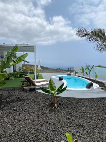 ein Schwimmbad in der Mitte eines Resorts in der Unterkunft Tagoro Sunset View & Heated Pool Tenerife in Santa Cruz de Tenerife