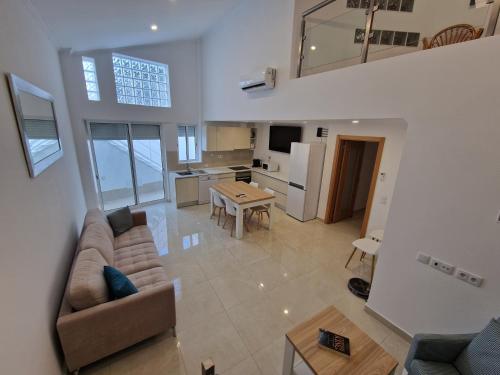 a large living room with a couch and a kitchen at Villa Alameda by Atlantichotels in Portimão