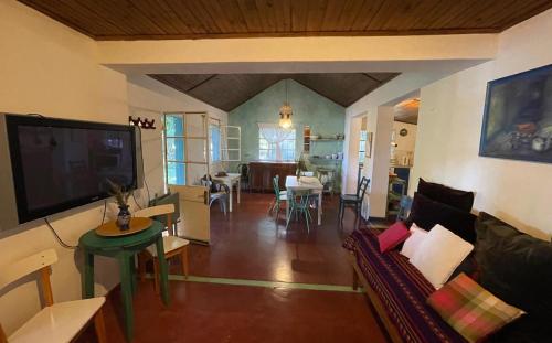 uma sala de estar com um sofá e uma sala de jantar em Cozy Country House in Colonia - Uruguay em Real de San Carlos