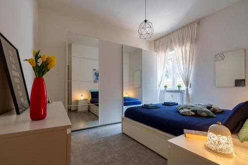 A bed or beds in a room at [Duomo/Linate] Parcheggi Gratis e Tram sotto casa