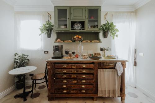 una cocina con una isla de madera en una habitación en B&B Locanda della Vittoria en Catania