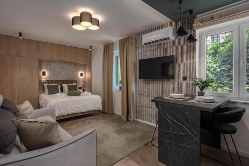 una camera d'albergo con letto e soggiorno di LUXURY APARTMENTS POD KAŠTELOM a Fiume (Rijeka)