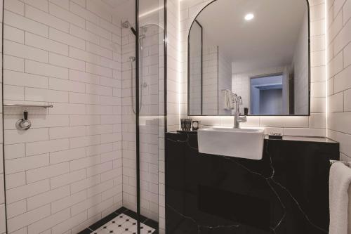 The Savoy Hotel on Little Collins Melbourne Image
