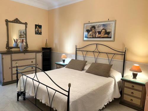 マッサ・ルブレンセにあるCasa Gabyのベッドルーム(大型ベッド1台、鏡付)