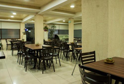 a dining room with tables and chairs in a restaurant at Hotel Tlaxcala in Tlaxcala de Xicohténcatl