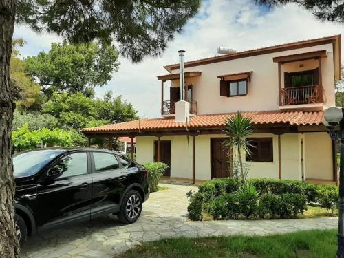 a black car parked in front of a house at Yannis Villa in Katarrákhion