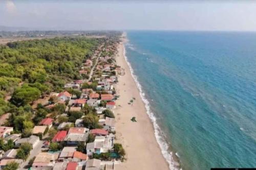 an aerial view of a beach with houses and the ocean at Yannis Villa in Katarrákhion