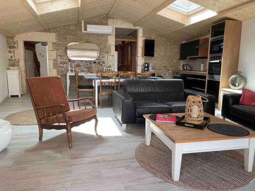 un salon avec un canapé et une table dans l'établissement Maison proche plages, port et tous commerces, à Les Sables-dʼOlonne